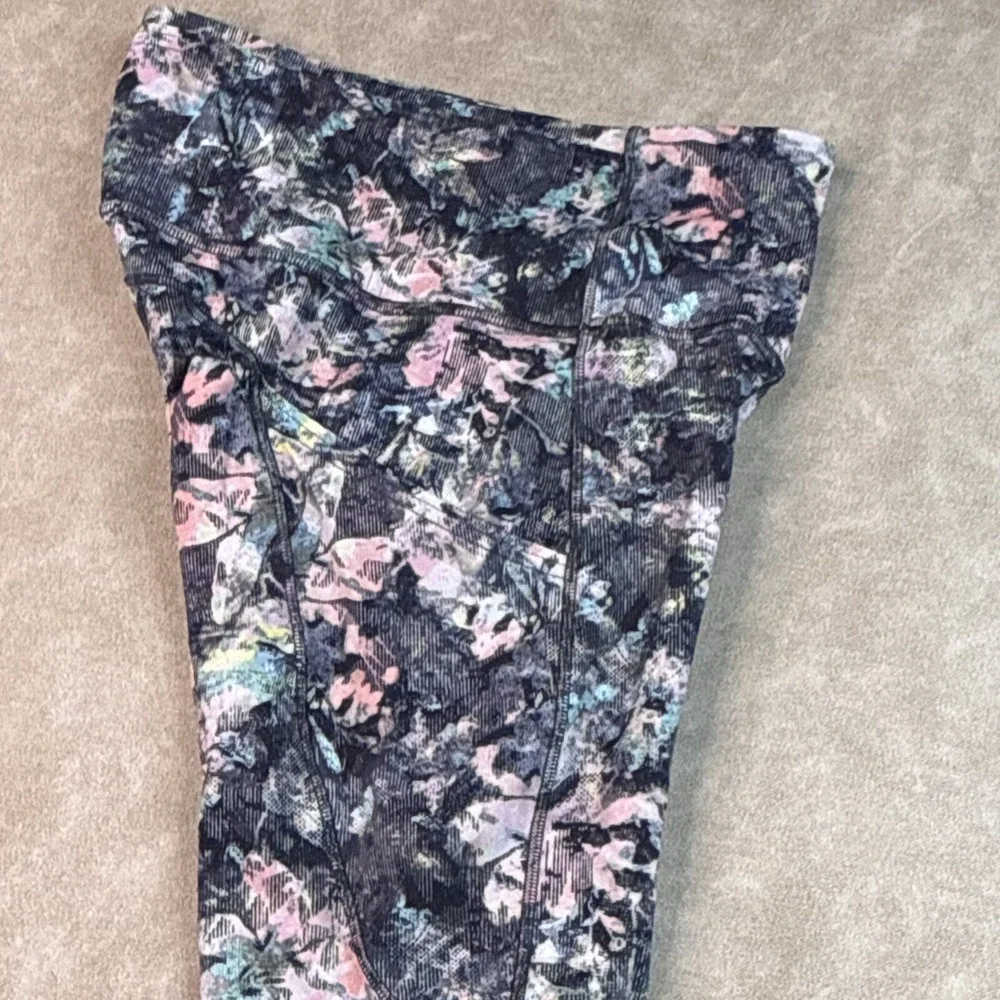 Lululemon Crop Leggings Fast Training Athletic‎ Multicolor LW6AWES Sz 4
